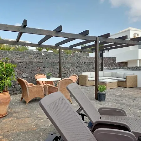 Under The Volcano In Playa Blanca Lanzarote 普拉亚布兰卡