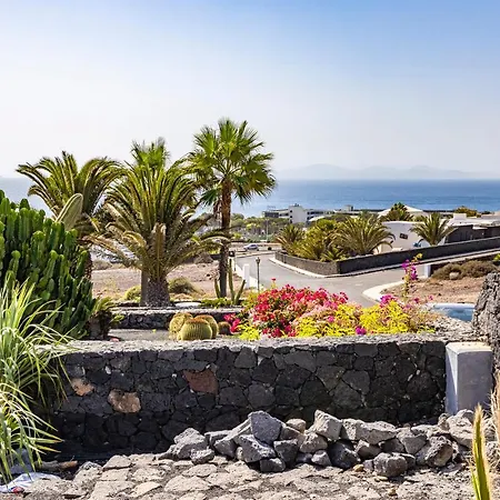 Under The Volcano In Playa Blanca Lanzarote 普拉亚布兰卡